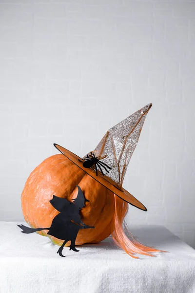 Čarodějnice Černého Papíru Oranžovou Dýní Čarodějnickém Klobouku Minimální Halloween Kreativní — Stock fotografie