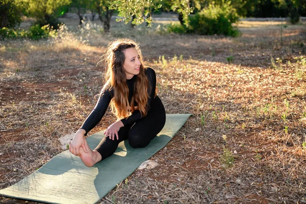 Junges Mädchen Macht Yoga Stretching Auf Der Matte Olivenhain Bei — Stockfoto