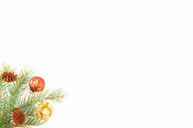 Noel arkaplanı, kırmızı mücevherli doğal köknar ağacı dalları ve beyaz, yatay yeni yıl web pankartıyla izole edilmiş altın hediyeler.