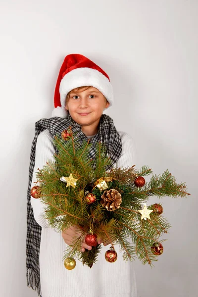 Menino Sorridente Adorável Com Chapéu Vermelho Papai Noel Vestindo Pulôver — Fotografia de Stock
