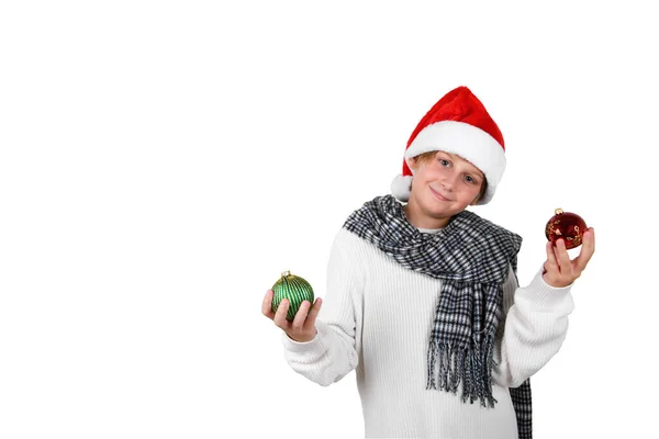산타붉은 모자를 스러운 모자를 소년이 배경에 크리스마스 빨강과 크리스마스 합니다 — 스톡 사진