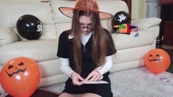 Una Chica Haciendo Una Máscara Papel Prepárate Para Halloween Casa — Vídeos de Stock