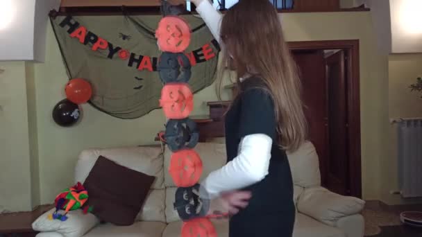 Chica Preparándose Para Celebrar Halloween Sosteniendo Una Guirnalda Papel Con — Vídeos de Stock