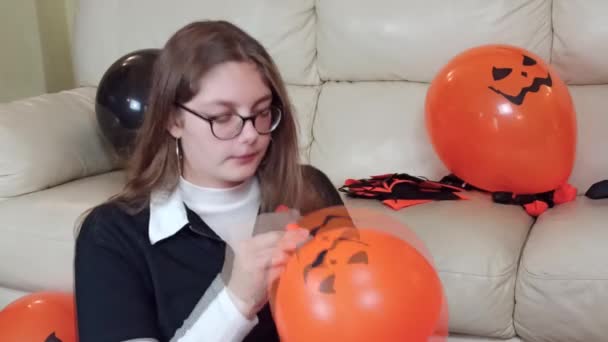 Una Ragazza Che Una Maschera Carta Prepara Halloween Casa Festeggia — Video Stock