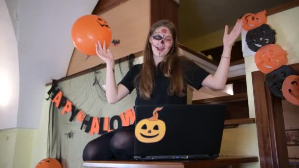 Ein Mädchen Halloween Schminke Gratuliert Ihren Freunden Und Der Familie — Stockvideo