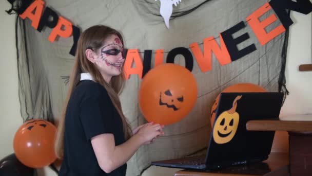 Uma Garota Uma Maquiagem Halloween Parabeniza Seus Amigos Familiares Halloween — Vídeo de Stock
