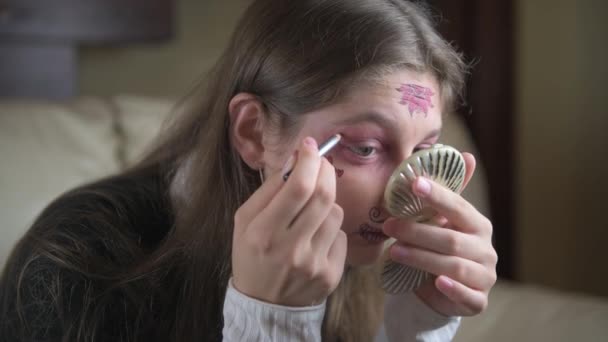 Una Chica Prepara Para Celebrar Halloween Maquillándose Cráneo Mexicano Santa — Vídeos de Stock