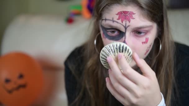 Una Chica Prepara Para Celebrar Halloween Maquillándose Cráneo Mexicano Santa — Vídeo de stock