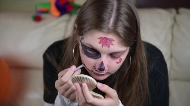 Una Chica Prepara Para Celebrar Halloween Maquillándose Cráneo Mexicano Santa — Vídeo de stock