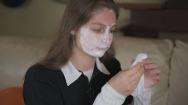 Bir kız Cadılar Bayramı 'ndan ya da karnavaldan sonra beyaz makyajını temizler. Karnaval ya da cadılar bayramı için ev makyajı