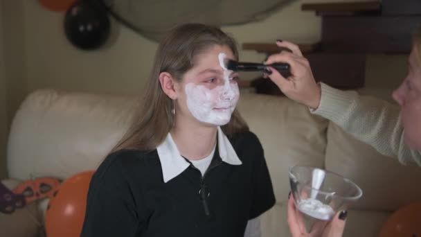 Mamãe Pinta Sua Filha Com Maquiagem Branca Para Halloween Menina — Vídeo de Stock