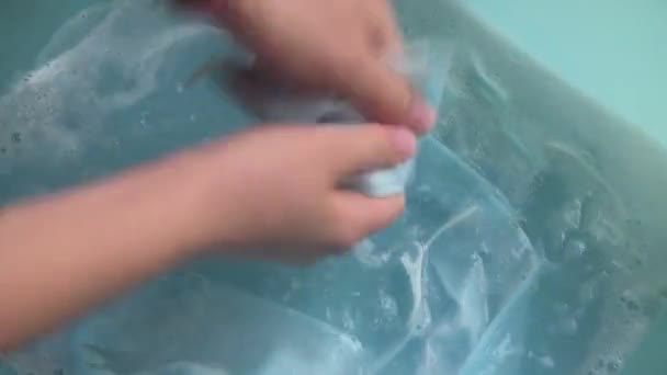 Zbliżenie Kobiecej Ręki Myjącej Medyczne Maski Ochronne Pranie Jednorazowych Masek — Wideo stockowe