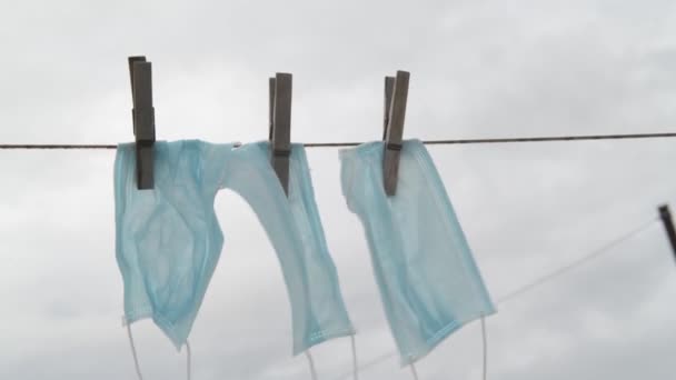 Medische Beschermende Maskers Wegen Een Touw Drogen Het Wassen Tegen — Stockvideo