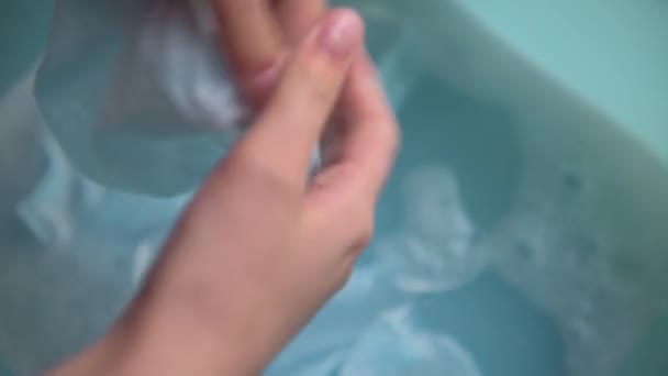 Naisen Käsi Pesee Lääketieteelliset Suojanaamarit Kertakäyttöisten Naamioiden Pesu Covid Uudelleenkäyttöä — kuvapankkivideo