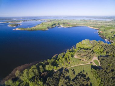 Savaş mezarlığı Alman ve Rus askerleri anısına Swiecajty lakeshore üzerinde bulunan Wegorzewo, Polonya (eski Doğu Prusya, Angerburg Birinci Dünya Savaşı sırasında düşmüş)