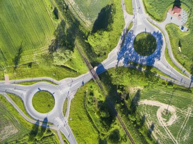 Dolambaçlı havadan görünümü circles, demiryolu hattı ve bisiklet yolları, Mazury, Polonya