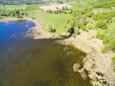 Havadan görünümü Mazury bölgesinde Patelnia Gölü. İçinde belgili tanımlık geçmiş-Demiryolu Köprüsü Sapina Nehri Kruklanki, Polonya (eski Kruglanken, Doğu Prusya yok)