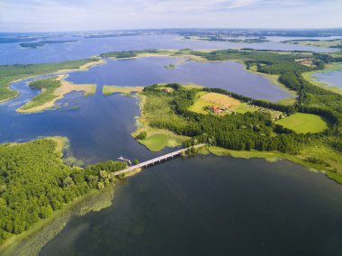Lake district, Dargin ve Kirsajty gölleri, sonraki Mamry Gölü, Mazury, Polonya arasında köprü güzel manzara havadan görünümü