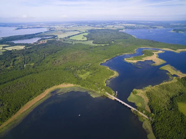 Lake district, Dargin ve Kirsajty gölleri, sonraki Mamry Gölü, Mazury, Polonya arasında köprü güzel manzara havadan görünümü