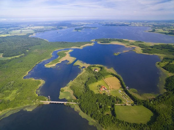 Lake district, Dargin ve Kirsajty gölleri, sonraki Mamry Gölü, Mazury, Polonya arasında köprü güzel manzara havadan görünümü