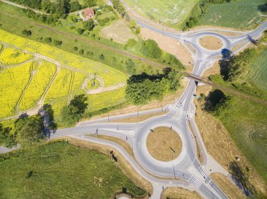 Dolambaçlı daireler, demiryolu hattı ve bisiklet yolları Wegorzewo town, Mazury, Polonya yakınındaki havadan görünümü