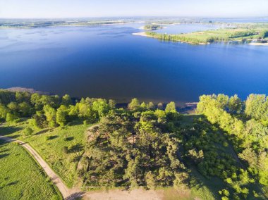 Savaş mezarlığı Alman ve Rus askerleri anısına Swiecajty lakeshore üzerinde bulunan Wegorzewo, Polonya (eski Doğu Prusya, Angerburg Birinci Dünya Savaşı sırasında düşmüş)