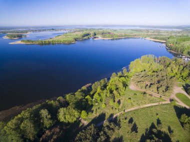 Savaş mezarlığı Alman ve Rus askerleri anısına Swiecajty lakeshore üzerinde bulunan Wegorzewo, Polonya (eski Doğu Prusya, Angerburg Birinci Dünya Savaşı sırasında düşmüş)
