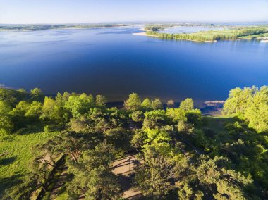 Savaş mezarlığı Alman ve Rus askerleri anısına Swiecajty lakeshore üzerinde bulunan Wegorzewo, Polonya (eski Doğu Prusya, Angerburg Birinci Dünya Savaşı sırasında düşmüş)