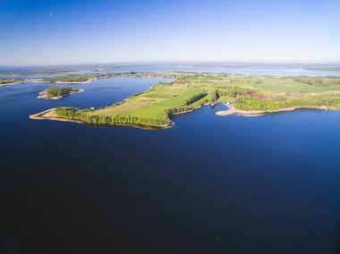Güzel manzara Mazury bölgenin, Swiecajty Gölü, Polonya havadan görünümü