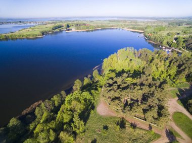 Savaş mezarlığı Alman ve Rus askerleri anısına Swiecajty lakeshore üzerinde bulunan Wegorzewo, Polonya (eski Doğu Prusya, Angerburg Birinci Dünya Savaşı sırasında düşmüş)