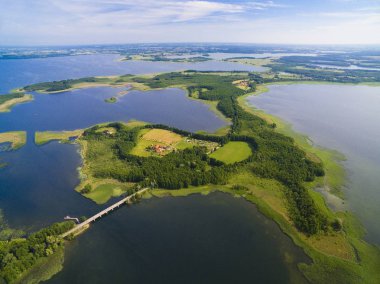 Lake district, Dargin ve Kirsajty gölleri, sonraki Mamry Gölü, Mazury, Polonya arasında köprü güzel manzara havadan görünümü