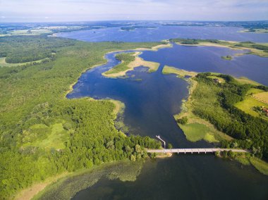 Lake district, Dargin ve Kirsajty gölleri, sonraki Mamry Gölü, Mazury, Polonya arasında köprü güzel manzara havadan görünümü