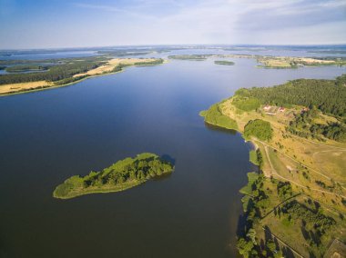 Gökyüzü göl küçük ıssız adada hava görünümünü sakin su, Swiecajty Gölü, Mazury, Polonya yansıyan