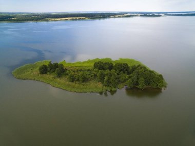 Gökyüzü göl küçük ıssız adada hava görünümünü sakin su, Swiecajty Gölü, Mazury, Polonya yansıyan