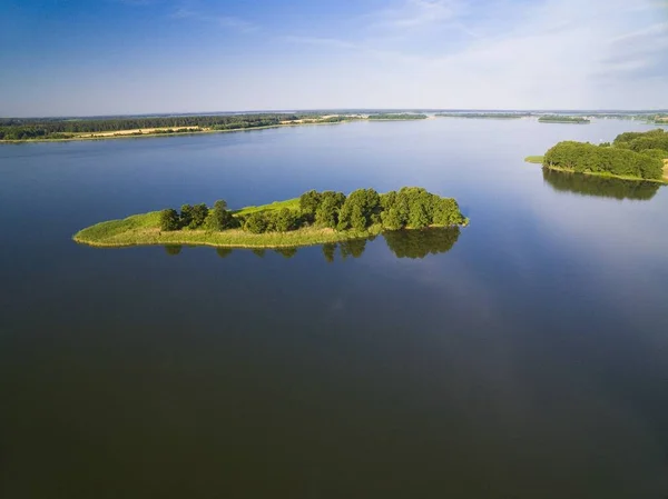 Widok Małe Bezludna Wyspa Jeziorze Niebo Odbite Spokojnej Wodzie Swiecajty — Zdjęcie stockowe