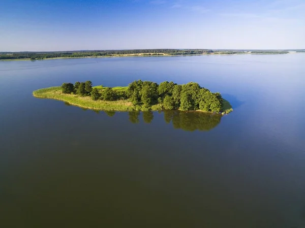Vista Aérea Pequena Ilha Desabitada Lago Com Céu Refletido Água — Fotografia de Stock
