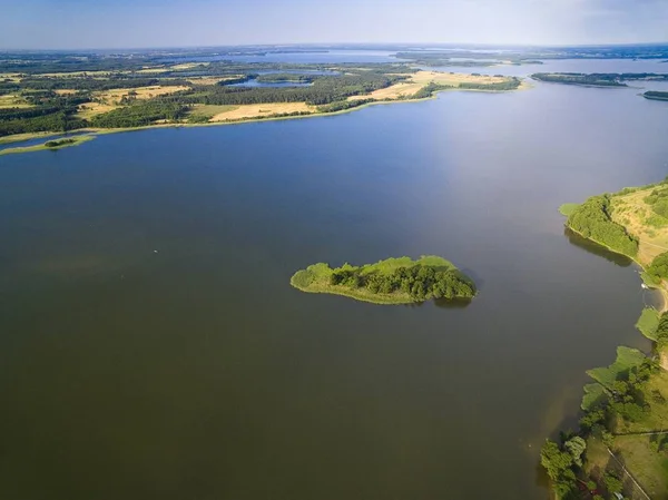 Luftaufnahme Von Kleinen Unbewohnten Insel Auf See Mit Himmel Spiegelt — Stockfoto