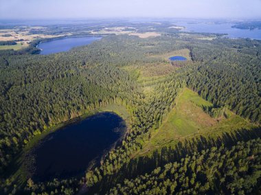 Mazury bölgenin, arka planda, Polonya Ogonki, Lemiet ve Swiecajty göl yakınındaki bir ormandaki küçük göl güzel manzara havadan görünümü