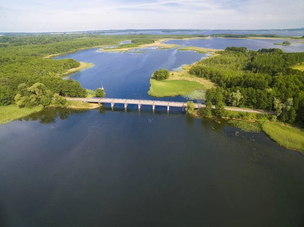 Lake district, Dargin ve Kirsajty gölleri, sonraki Mamry Gölü, Mazury, Polonya arasında köprü güzel manzara havadan görünümü