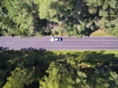 Karışık ormana Mazury, Polonya düz yolda havadan görünümü