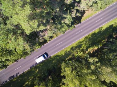Karışık ormana Mazury, Polonya düz yolda havadan görünümü