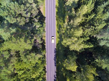 Karışık ormana Mazury, Polonya düz yolda havadan görünümü