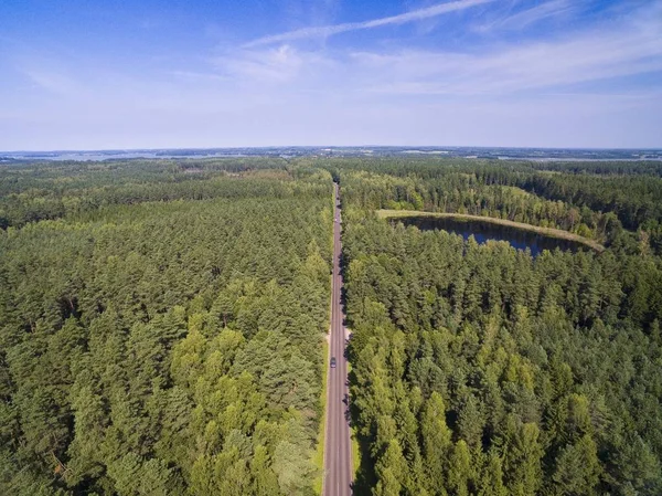 Düz yol göl kıyısını Mazury, Polonya tarafından karışık orman yoluyla havadan görünümü