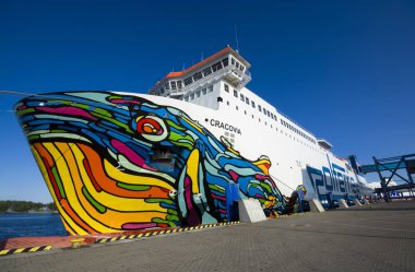 Swinoujscie, Polonya - 26 Ağustos 2018: Renkli Cracovia feribot limanda palamarla. Feribot Swinoujscie (Polonya) - Ronne (Danimarka) ve Ystad (İsveç) yolları kullanılır.