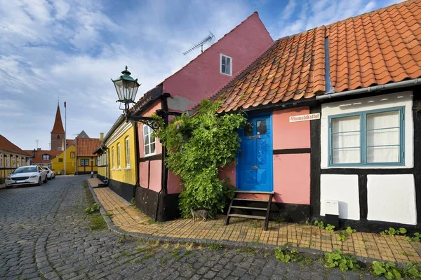 Geleneksel renkli yarı ahşap evleri Ronne, Bornholm, Denmark