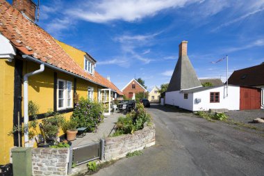 Küçük renkli yarı ahşap evlerde Aarsdale, Bornholm, Denmark. Geleneksel arka keşhanede eşek muhabbeti kol baca