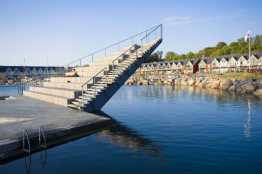 Hasle, Danimarka - 23 Ağustos 2018: Modern güneş ve liman havuzunda Bornholm Adası yüzücüler için görüntüleme platformu