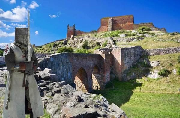 中世纪骑士和废墟 Hammershus 最大的北部欧洲城堡废墟位于陡峭的花岗岩峭壁在波罗的海海岸 Bornholm — 图库照片