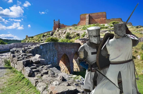 Średniowieczni Rycerze Walki Przez Ruiny Zamku Hammershus Największych Ruin Zamku — Zdjęcie stockowe