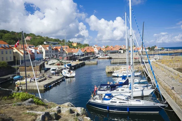 Gudhjem Danmark August 2018 Udsigt Fiskerbåde Lystbåde Fortøjet Havnen - Stock-foto